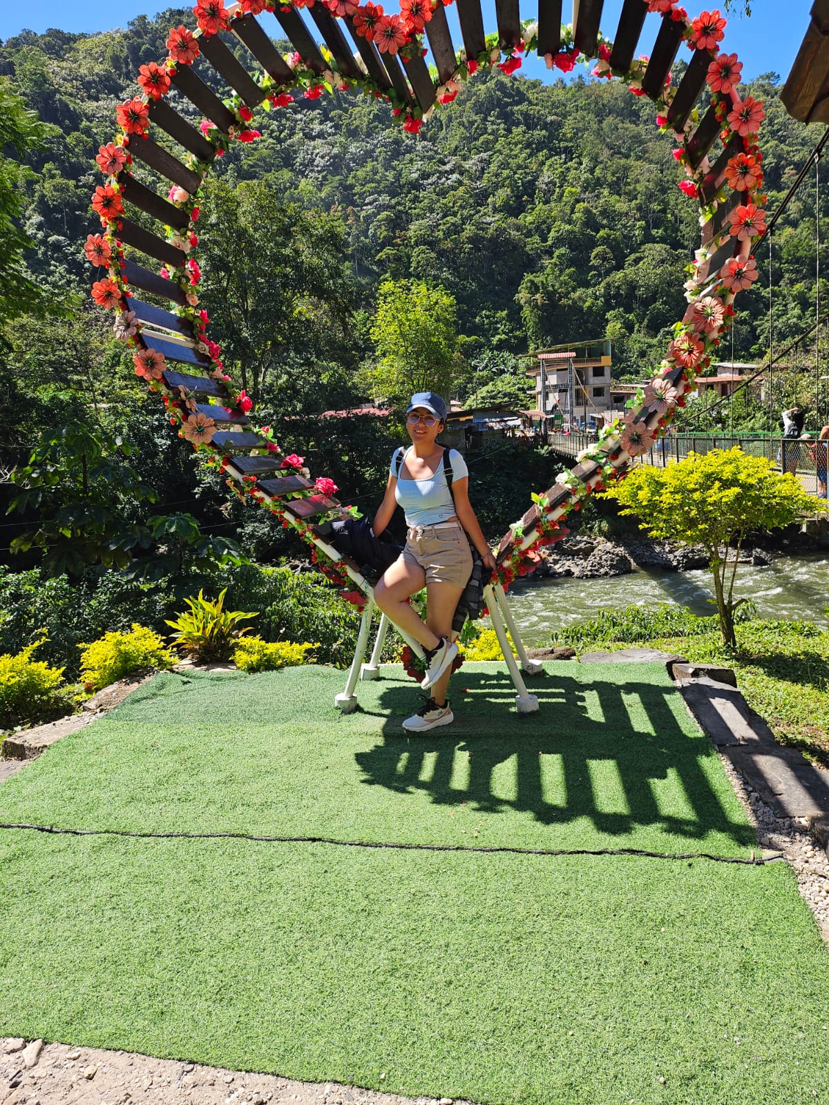Dehiny en un columpio con forma de corazón rodeado de naturaleza